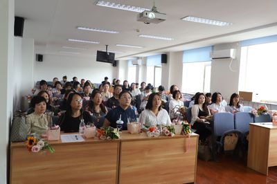 雅韻花藝，禮贊師者風(fēng)華——我院成功舉辦教師節(jié)插花文化交流活動(dòng)